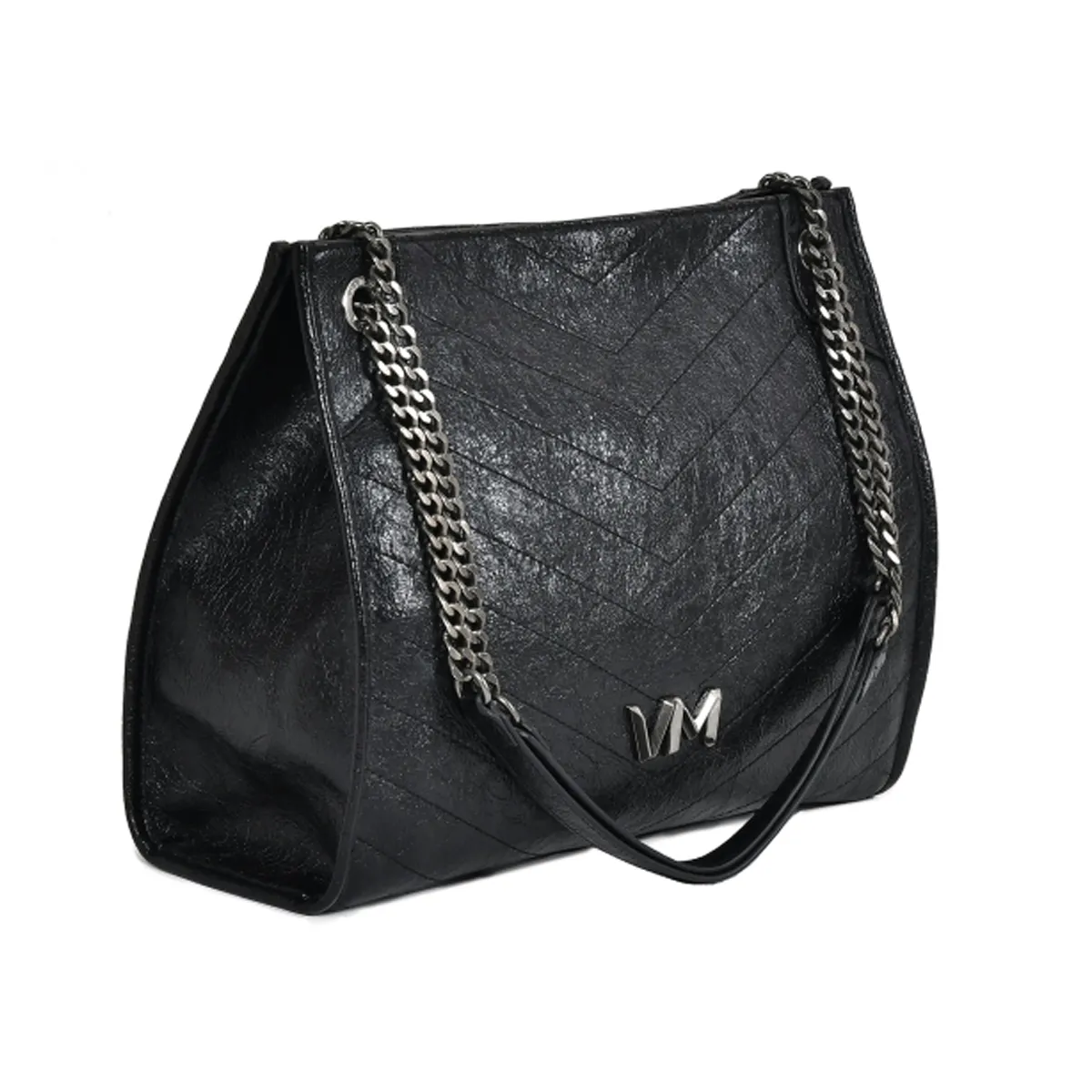 Bolsa Via Marte preta vista lateral mostrando alça de corrente metálica e logo VM